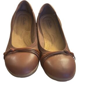 Clarks Meadow Rae leather ballet flats‎ in brown. 
Sz 10